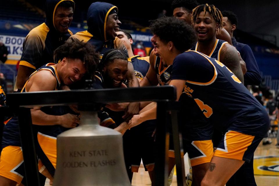 Kent State celebrates a 75-64 victory over Western Michigan at the M.A.C. Center on Tuesday.