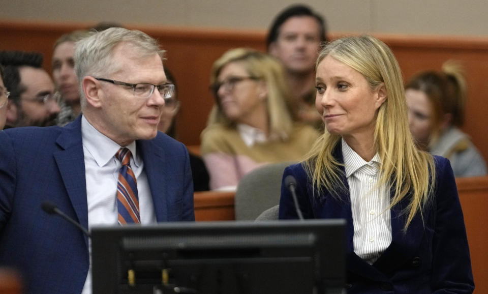 ARCHIVO – La actriz Gwyneth Paltrow y su abogado Steve Owens sonríen después de leer el veredicto en su juicio por un accidente de esquí el jueves 30 de marzo de 2023, en Park City, Utah. Cuando dos esquiadores chocaron en 2016 en una pista de lujo para principiantes en Utah, nadie pudo prever que siete años después el accidente en el que estuvieron involucrados Gwyneth Paltrow y Terry Sanderson desembocaría en un juicio de celebridades seguido internacionalmente. (Foto AP/Rick Bowmer, Pool)