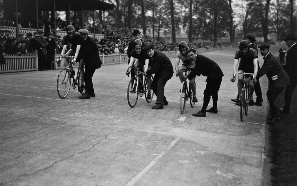 Cyclists on the starting line at Herne Hill Velodrome in 1923 - Hulton Archive