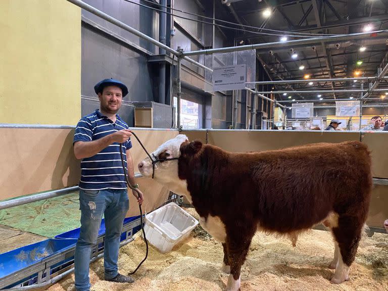 El cabañero Juan Manuel Fernández junto a su ternero menor de la raza Hereford