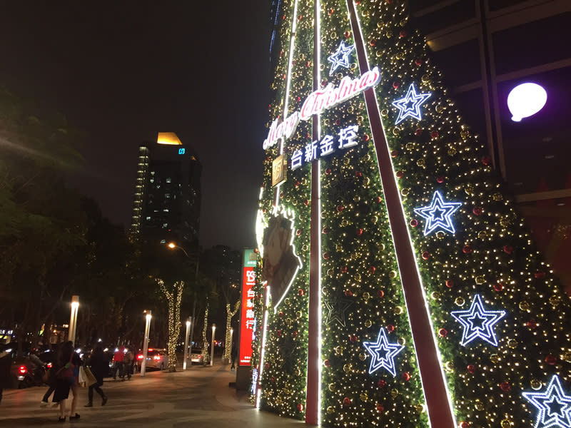 台北市新亮點 台新金耶誕樹點燈 (圖)