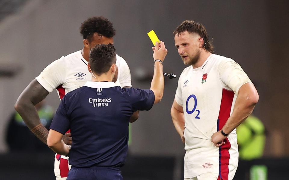 Jonny Hill of England is shown a yellow card during game one of the international test match series between the Australian Wallabies and England at Optus Stadium on July 02, 2022 in Perth, Australia. - GETTY IMAGES