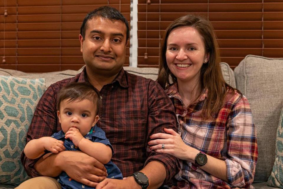 'La gente no puede permitirse vivir aquí. No solo los que pensamos que tienen menos ingresos, sino también los que tienen estudios universitarios', dice Tanjim Hossain, en la foto con su hijo Ambrose y su esposa, Christine Oliver, en su casa de North Miami.