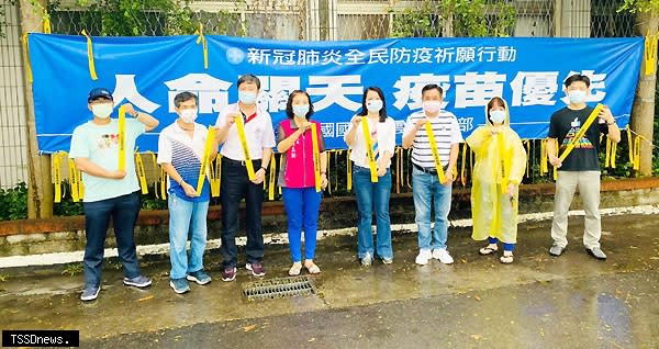 在許宇甄主委（中）帶領下，在國民黨雲林縣黨部前綁上「臺灣需要疫苗」祈願黃絲帶。（記者劉春生攝）