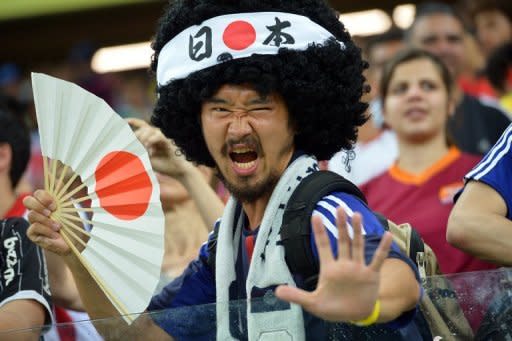 Aficionados de Japón alientan a su equipo en el estadio Arena Pernambuco en el partido frente a Italia por la Copa de las Confederaciones. (AFP | vincenzo pinto)