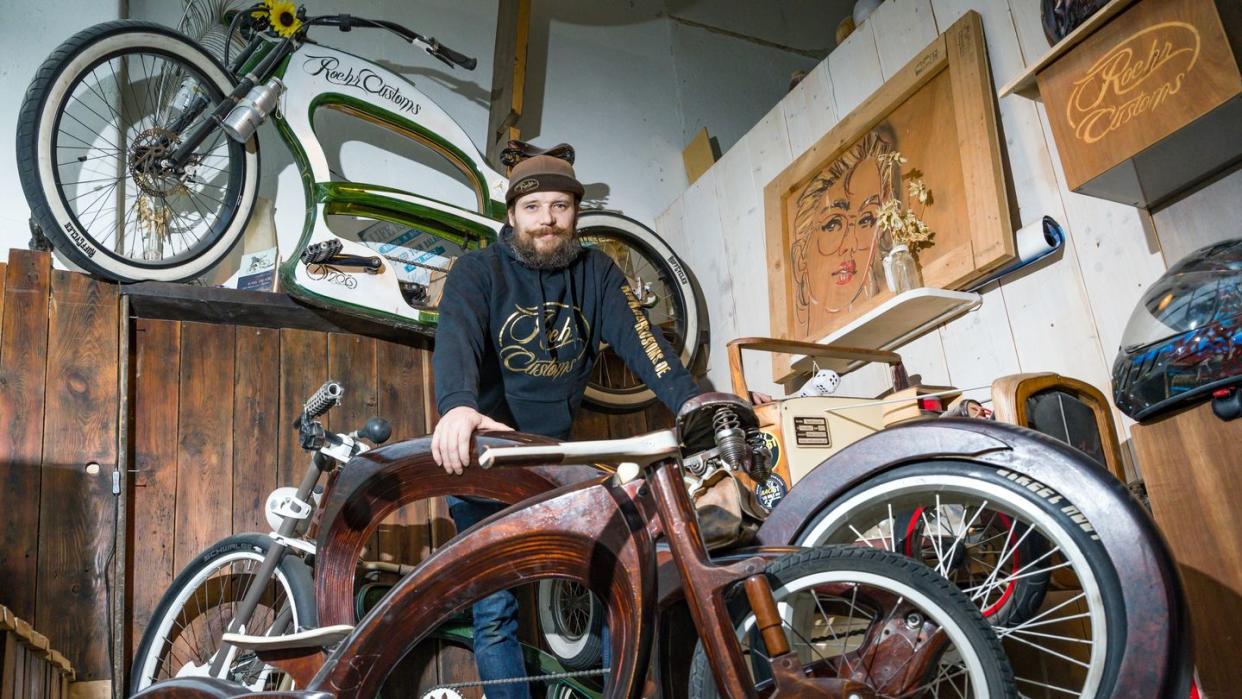 Wer mit einem Rad von Stefan Röhr fährt, fällt unweigerlich auf. Seit neun Jahren konstruiert der Künstler hölzerne Lauf- sowie Fahrräder im besonderen Design.