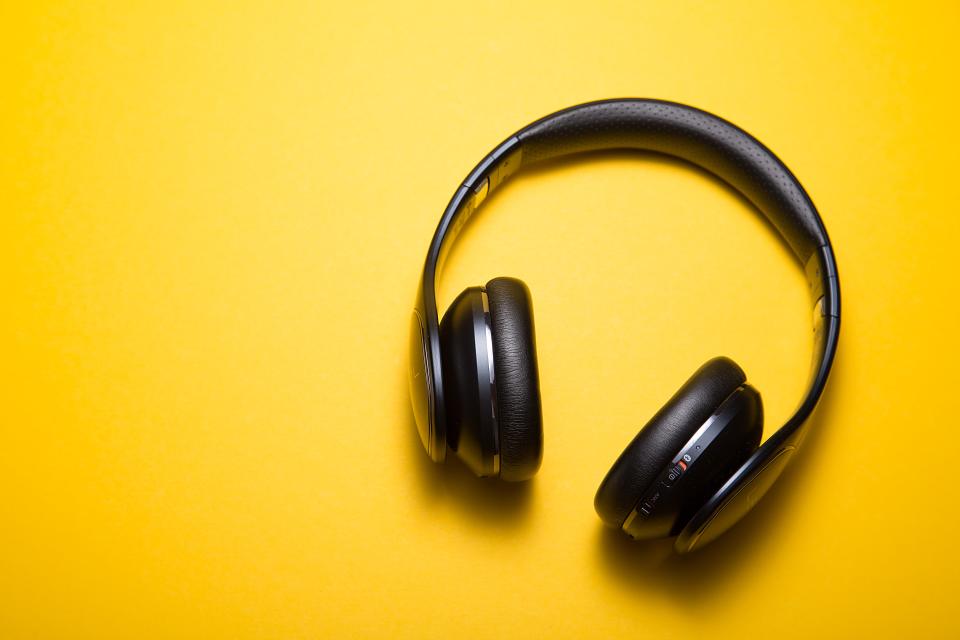 Los auriculares con cancelación de ruido está de moda. Imagen: Malte Wingen (vía Unsplash)