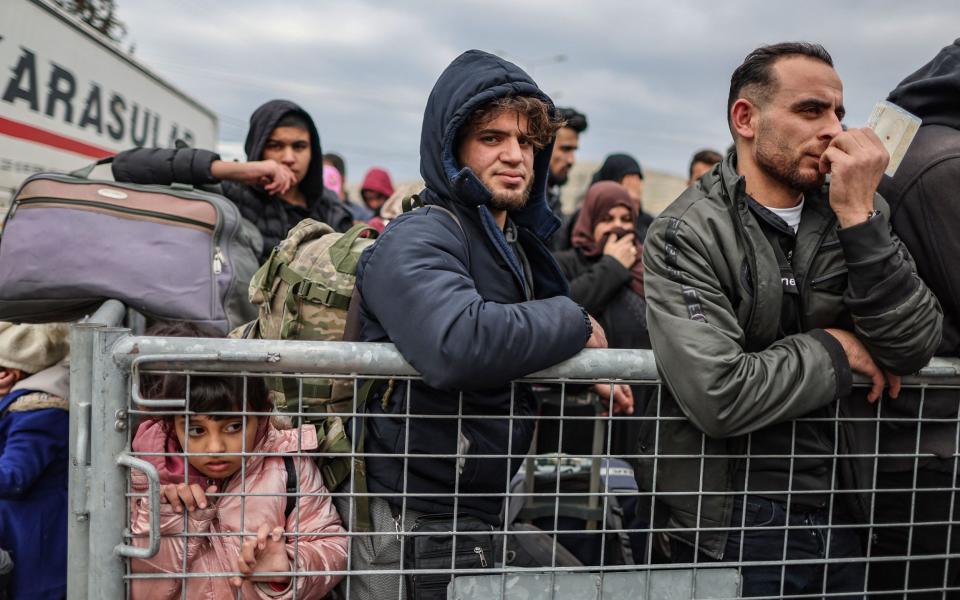 Migrants wait at a border crossing - ERDEM SAHIN/EPA-EFE