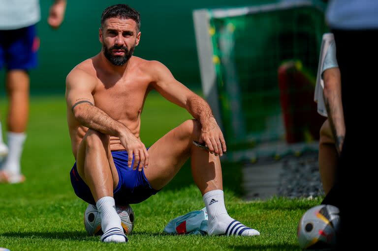 Dani Carvajal de España asiste a una sesión de entrenamiento antes de la Euro 2024 del domingo, partido de fútbol final contra Inglaterra en Donaueschingen, Alemania, jueves, 11 de julio de 2024. 