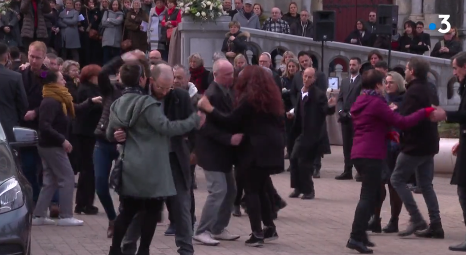 Cette danse sur le parvis de l’église Sainte-Eugénie au cours des obsèques de la professeure d’espagnol Agnès Lassalle a beaucoup ému.