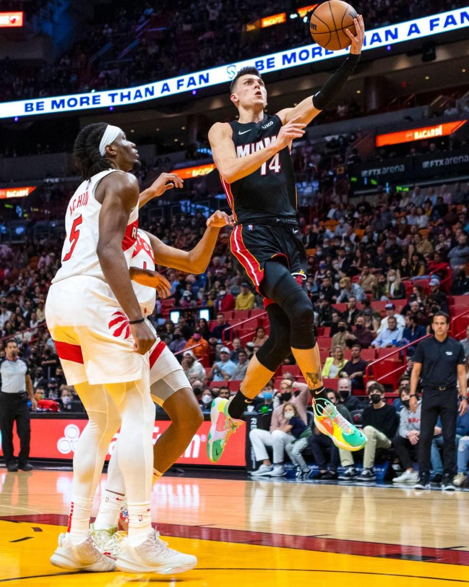 El jugador del Heat Tyler Herro entra al aro ante la marca de Precious Achiuwa, de los Raptors de Toronto, en el partido celebrado el 17 de enero de 2022 en Miami.