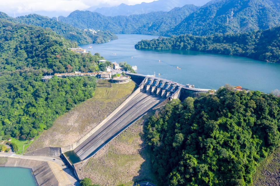 石門水庫受惠梅雨發威，蓄水量大增，5日上午官網顯示達74.5%，湖光山色重現。   圖：翻攝自鄭文燦臉書