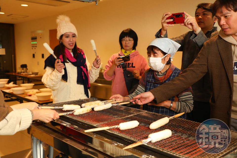 學做烤米棒是秋田特有的美食體驗，烤完後還要自己把它吃掉。