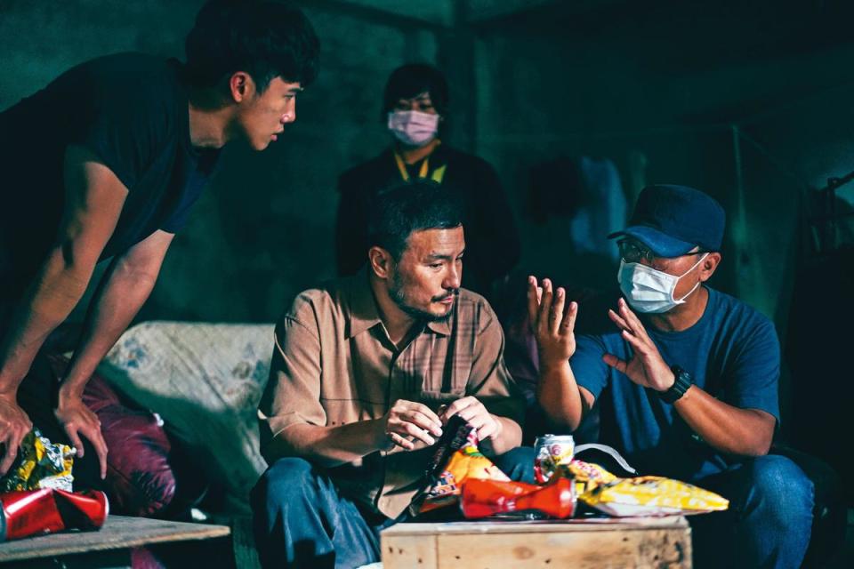 港星邱士縉（左起）與馬來西亞演員李銘忠，疫情期間來台拍戲，完成居家檢疫才進劇組。（CATCHPLAY提供）
