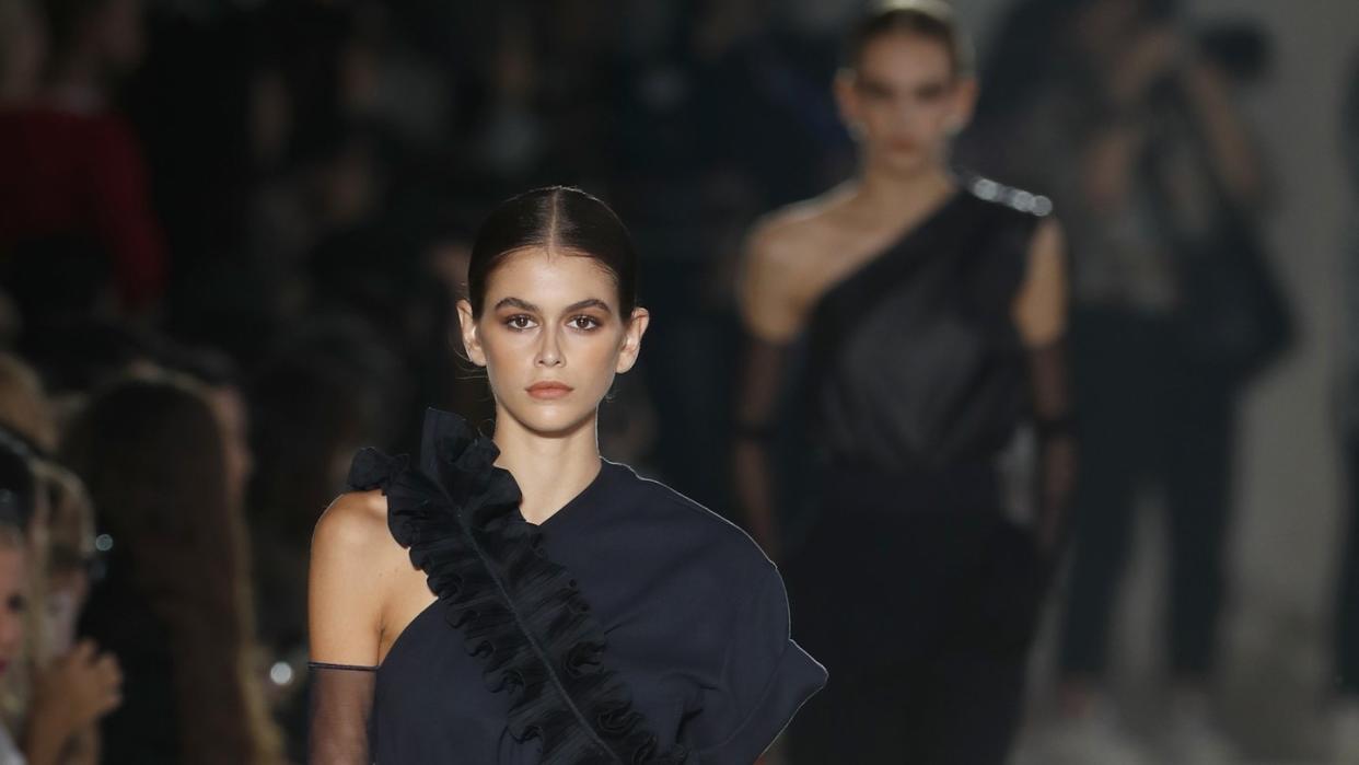 Model Kaia Gerber, Tochter von Cindy Crawford und Rande Gerber, trägt eine Kreation aus der Max Mara Damenkollektion Frühjahr/Sommer 2019. Foto: Antonio Calanni/AP