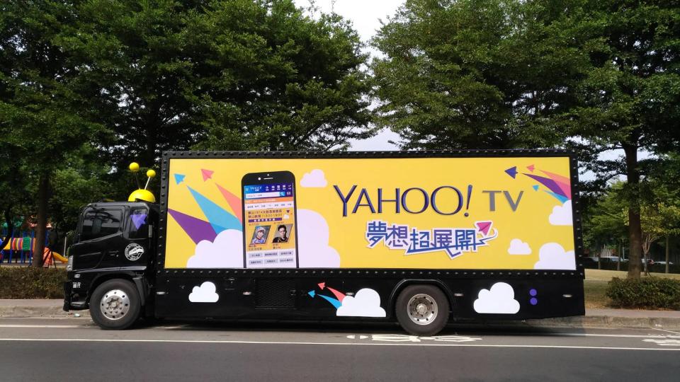 Yahoo TV特別重金改造卡車變身夢想圓夢舞台，幫素人築夢。