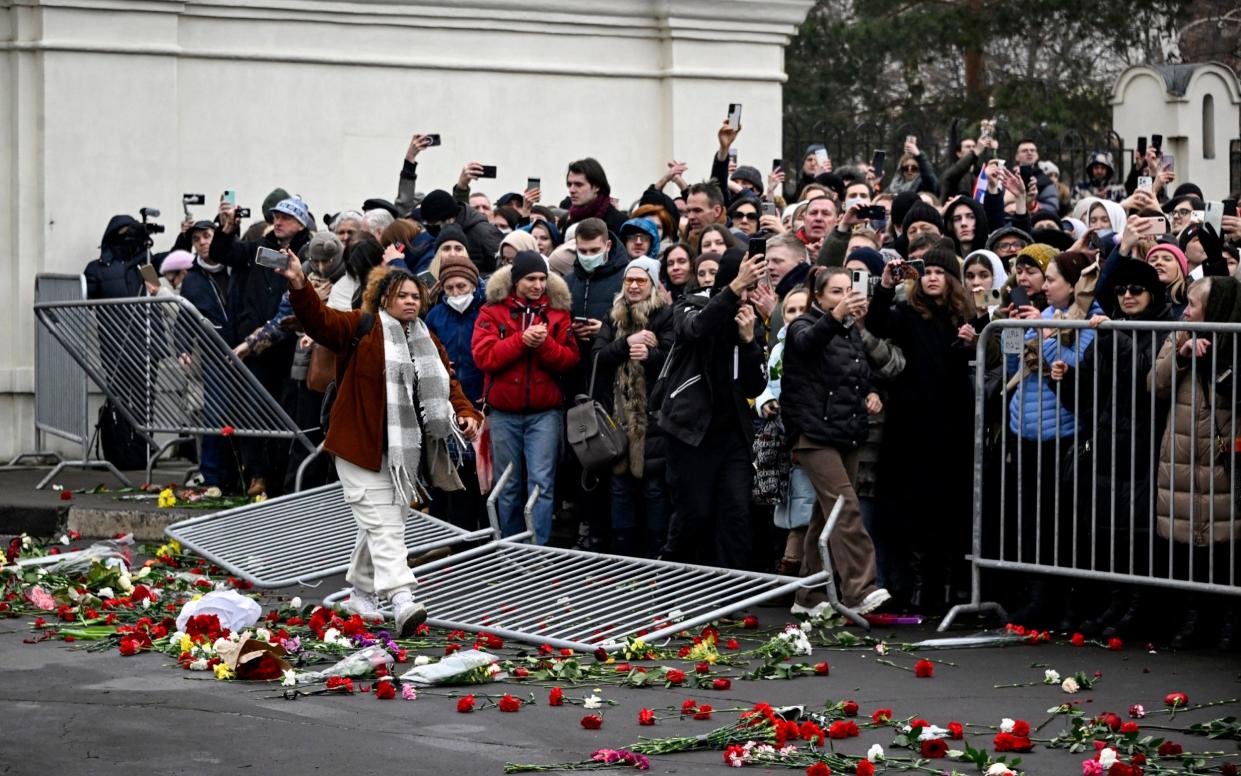People jostle to catch sight of Alexei Navalny's hearse