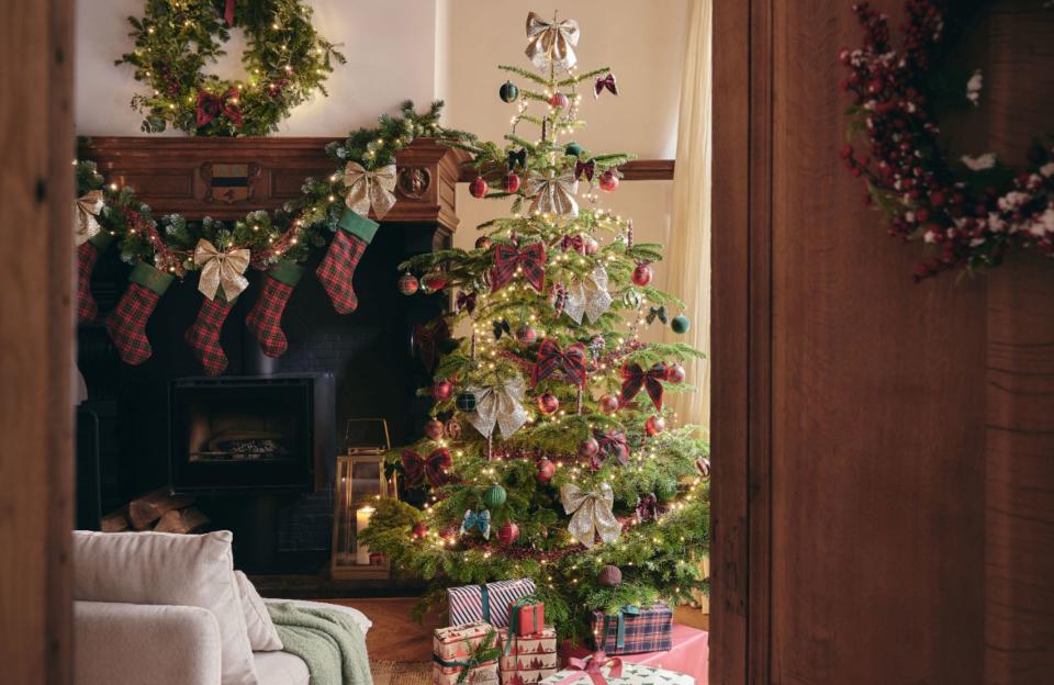 <p>Pour un sapin qui plaira au plus grand nombre, on reste dans le classique : le rouge, le blanc et les boules de Noël en forme de jouets d’antan. La tradition, ça a du bon !</p><br>