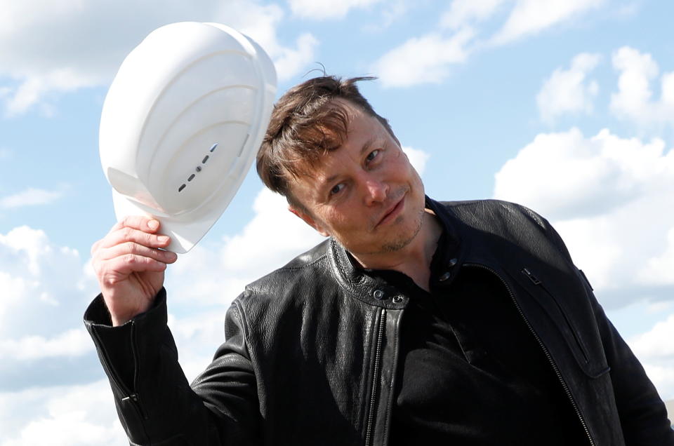 Le fondateur de SpaceX et PDG de Tesla, Elon Musk, tient un casque alors qu'il visite le chantier de construction de la gigafactory de Tesla à Gruenheide, près de Berlin, en Allemagne, le 17 mai 2021. REUTERS/Michele Tantussi