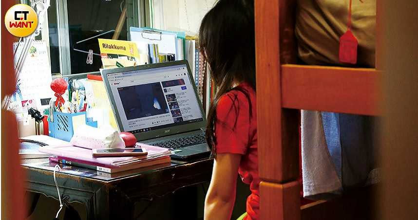 專家提醒，如果讓孩子躲在房間使用電腦，家長難以得知其觀看的網路內容為何，風險極大。（圖／黃鵬杰攝）