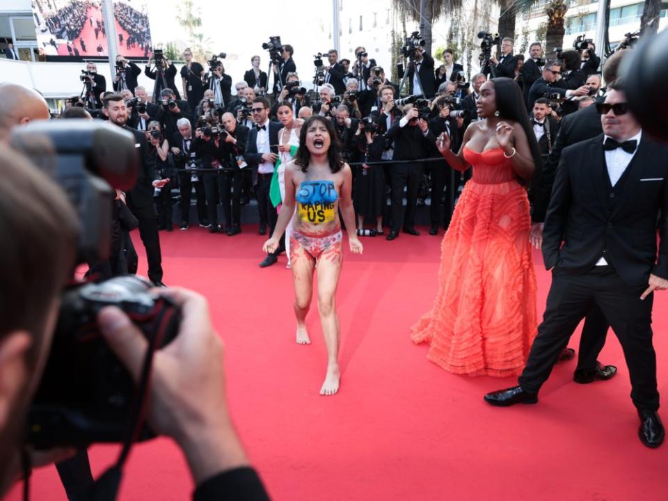 Eine unbekannte Frau stürmte am Freitag (20. Mai) den roten Teppich bei den Filmfestspielen von Cannes. (Bild: John Phillips/Getty Images)