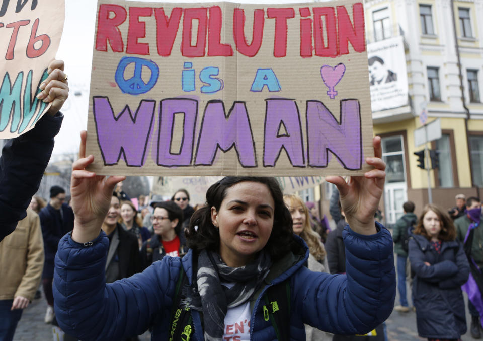 Am Weltfrauentag gehen Menschen weltweit auf die Straßen, um für Frauenrechte zu demonstrieren. (Bild: AP)