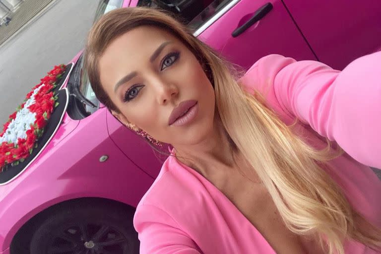 “Barbie Style”: Evangelina Anderson se sumó a la movida de la película, desfiló de rosa y en limusina