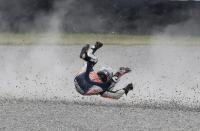 <p>Schreckensmoment bei der Motorrad-WM in Argentinien: Der Spanier Dani Pedrosa stürzt von seiner Honda und schrammt über den Kies neben der Rennstrecke. (Bild: Natacha Pisarenko/AP) </p>