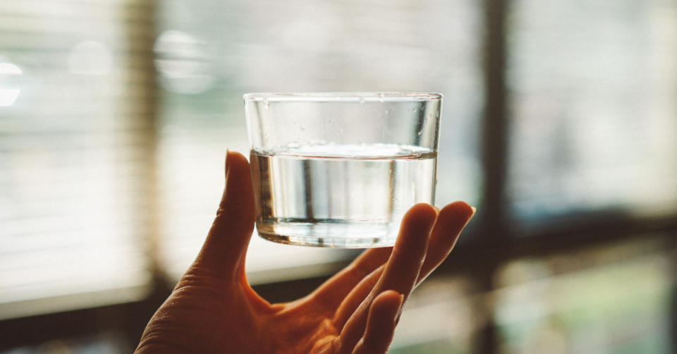 中醫建議「溫開水」才是補充水分最好的方式，冰水無法立刻將水化為水蒸氣，身體濕氣容易不減反增。
