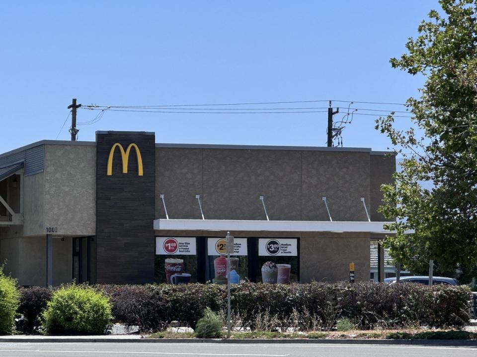 北加一間麥當勞快餐店的業主羅迪克認為，漲價要有限度。（記者徐蓓蓓／攝影）