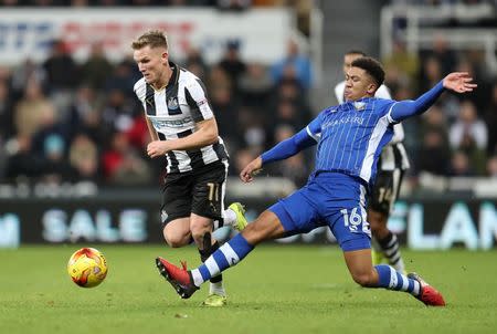 Britain Soccer Football - Newcastle United v Sheffield Wednesday - Sky Bet Championship - St James' Park - 26/12/16 Matt Ritchie of Newcastle United in action with Liam Palmer of Sheffield Wednesday Mandatory Credit: Action Images / John Clifton Livepic