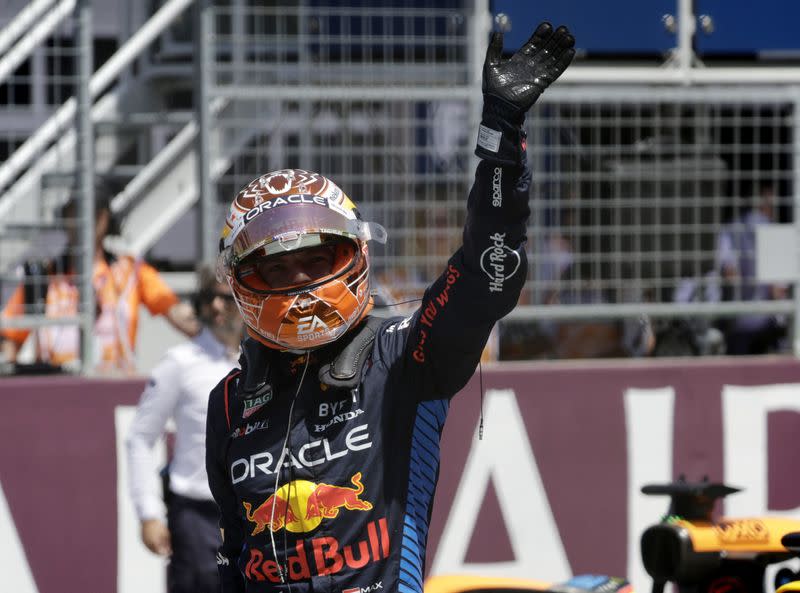 El piloto de Red Bull Max Verstappen celebra tras ganar la carrera sprint, en el Gran Premio de Austria de Fórmula 1, en el circuito Red Bull Ring, Spielberg, Austria