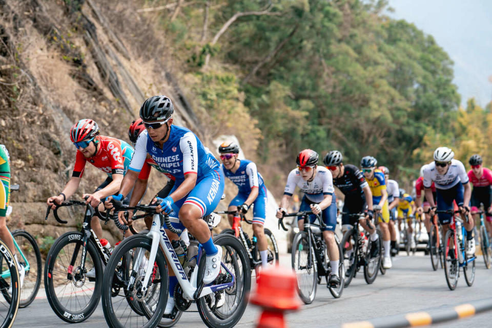 中華隊本日最佳選手馮俊凱(左2)。國際自由車環台賽提供