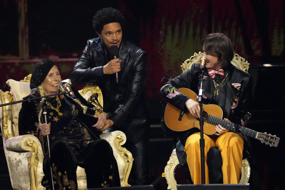 Joni Mitchell, de izquierda a derecha, el anfitrión Trevor Noah, y Brandi Carlile en la 66a entrega anual de los Premios Grammy el domingo 4 de febrero de 2024 en Los Ángeles. (Foto AP/Chris Pizzello)