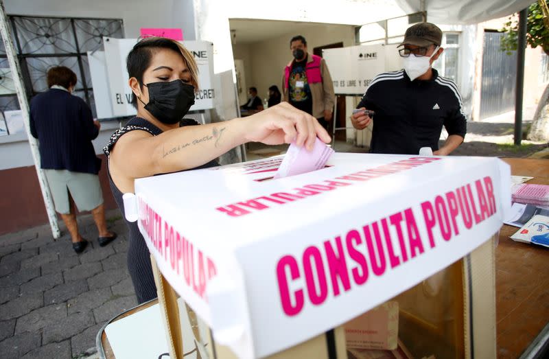 FILE PHOTO: Referendum to decide whether to investigate five of former Mexican leaders in Mexico City