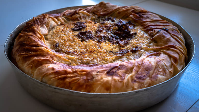 Dish of Greek kreatopita 