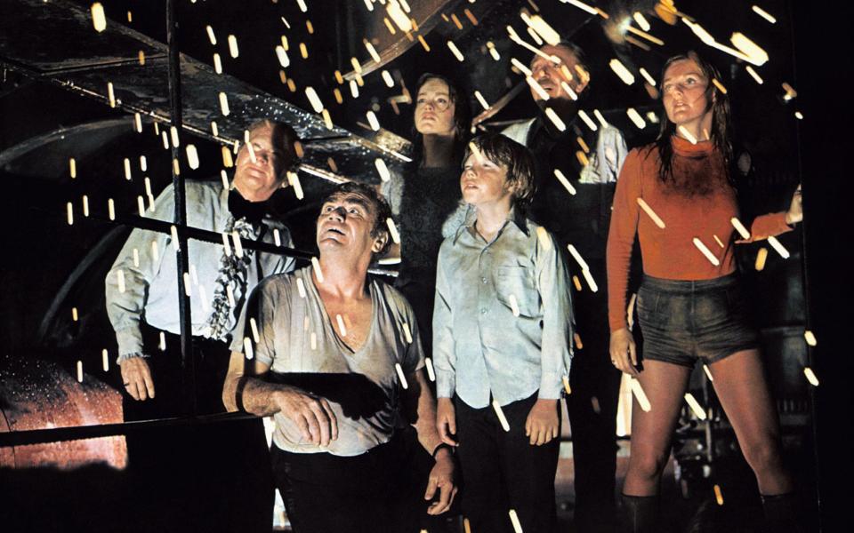 Red Buttons, Ernest Borgnine, Pamela Sue Martin, Eric Shea, Jack Albertson and Carol Lynley in The Poseidon Adventure - Alamy