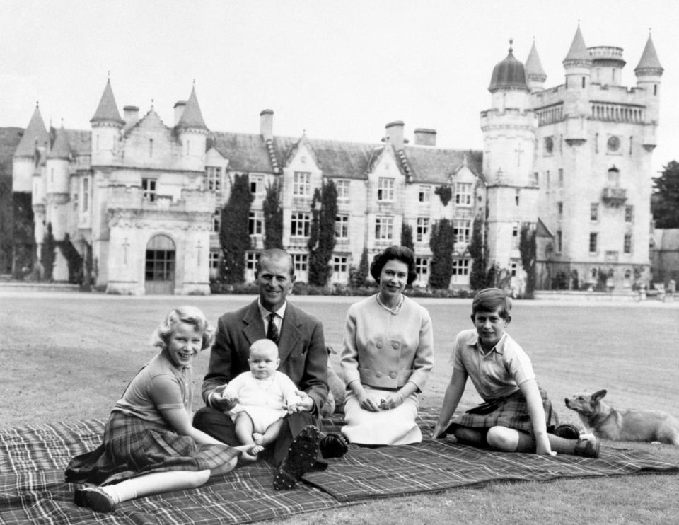 La reina Isabel en los jardines de Balmoral con el duque de Edimburgo y la princesa Ana, el príncipe Carlos y el bebé príncipe Andrés, de rodillas.  Foto: PA Wire.