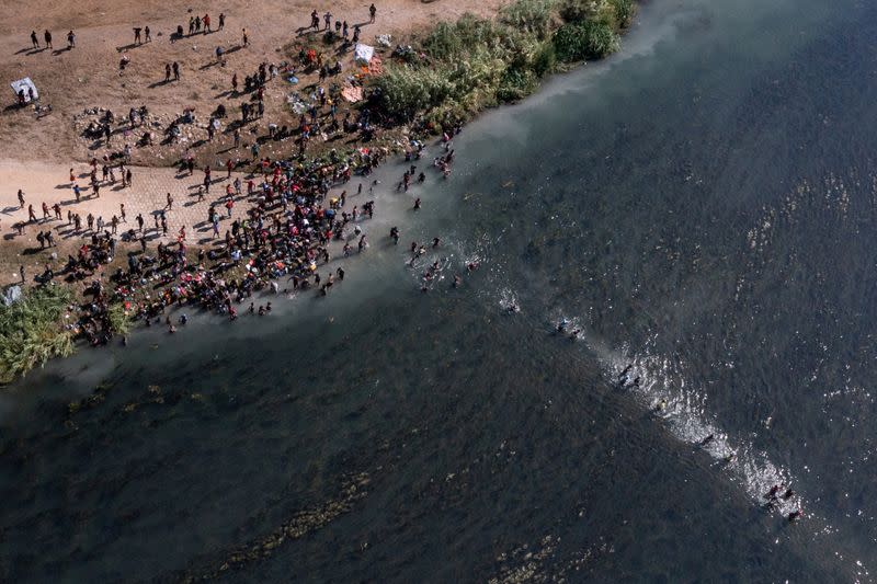 Migrantes que buscan ingresar a Estados Unidos cruzan el río Bravo hacia Ciudad Acuña en México desde Del Rio, Texas, EEUU