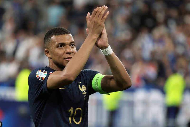 ▲法國足球巨星姆巴佩（Kylian Mbappe），近日傳出接收到來自沙烏地阿拉伯職業足球聯賽球隊希拉爾俱樂部開出1年7億歐元(約台幣242億)薪資的合約。（圖／美聯社／達志影像）