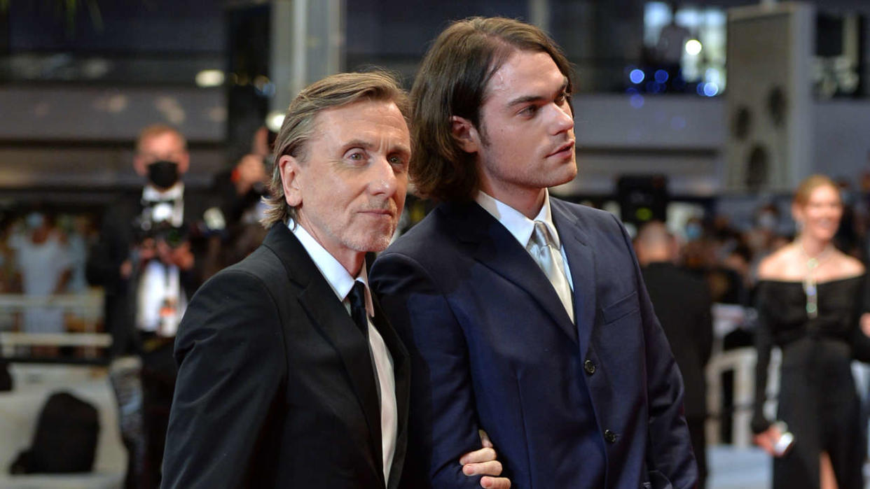 Le musicien Cormac Roth, ici au côté de son père, le comédien Tim Roth, lors du festival de Cannes 2021, est mort à 25 ans d’un rarissime cancer des cellules germinales.