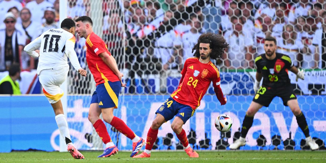 Die strittige Szene des EM-Viertelfinals: Deutschlands Jamal Musiala schießt Spaniens Marc Cucurella an die Hand<span class="copyright">Tom Weller/dpa</span>