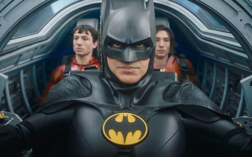 Was für eine Geschichte: Über 30 Jahre nach seinen eigenen "Batman"-Filmen schlüpft Michael Keaton noch einmal ins Fledermaus-Kostüm. (Bild: 2023 Warner Bros. Entertainment/DC Comics)