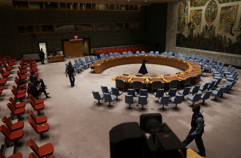 Personal de seguridad camina por la sala del Consejo de Seguridad de las Naciones Unidas antes de una reunión para votar una propuesta dirigida a exigir que Israel y Hamás permitan el acceso de ayuda a la Franja de Gaza, durante una reunión en la sede de la ONU en Nueva York