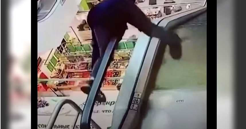 俄羅斯一名男童，摔下賣場的手扶梯跌斷腿。（圖／翻攝ВСЕ НОВОСТИ МИРА ТУТ YouTube）