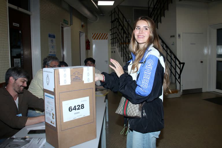 Mica Tinelli fue a votar con un look deportivo