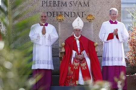 Pope Francis leads the Palm Sunday Mass in Saint Peter's Square at the Vatican April 9, 2017. REUTERS/Tony Gentile