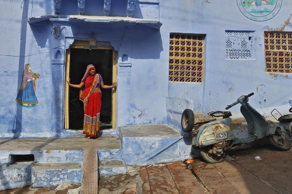 Otra mujer que posa en la puerta de su casa en Jodhpur, situada en el noroeste de India.