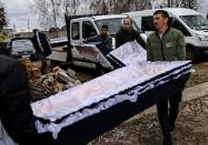 <p>Además de policías y forenses, en el cementerio también trabajan los operarios de una empresa funeraria llevando ataúdes y ayudando a trasladar los cuerpos. (Foto: Ronaldo Schemidt / AFP / Getty Images).</p> 