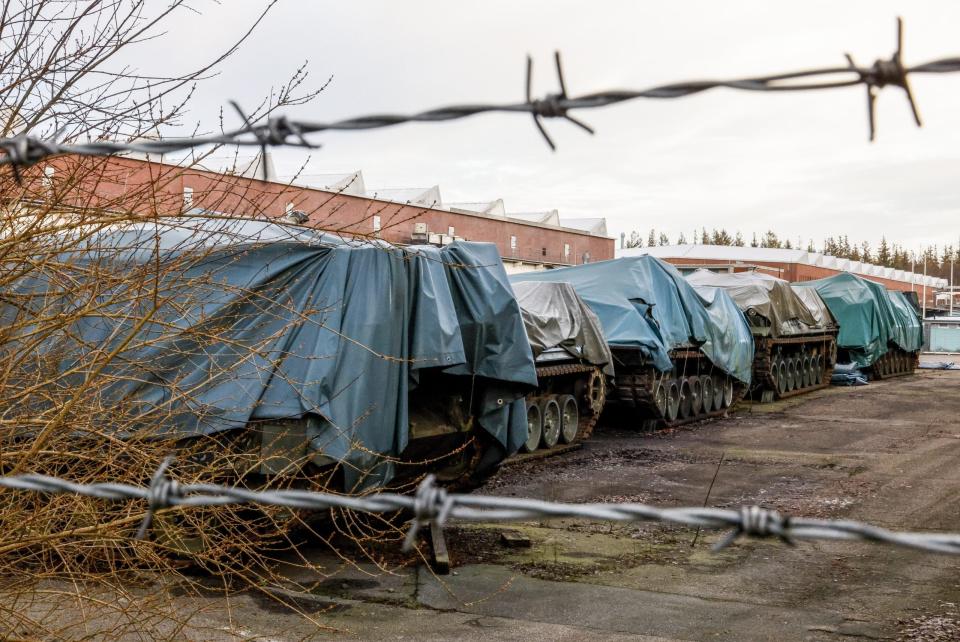 Mehrere Leopard-1-Kampfpanzer stehen auf dem Werksgelände der Flensburger Fahrzeugbau Gesellschaft (FFG). Die Bundesregierung genehmigt die Lieferung der Panzer an die Ukraine. - Copyright: picture alliance/dpa | Axel Heimken